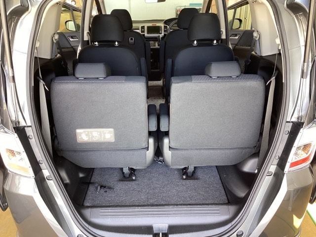 開口部も広く荷物の積み下ろしもしやすいお車となっております。3列目シートは5：5の割合で背もたれを倒しシートの跳ね上げができます。