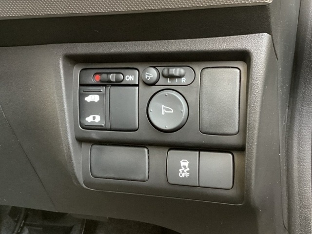 左側電動スライドドアは運転席からでも操作ができるように、ハンドル付近に開閉の操作スイッチが付いています。