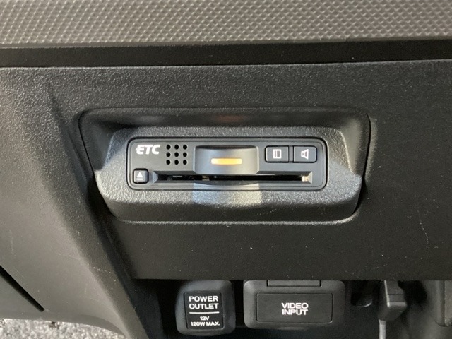 エアコンパネルの下にETCがついています。高速道路の料金所の通過も楽々です！。　カードの取り出しもしやすい場所についています。