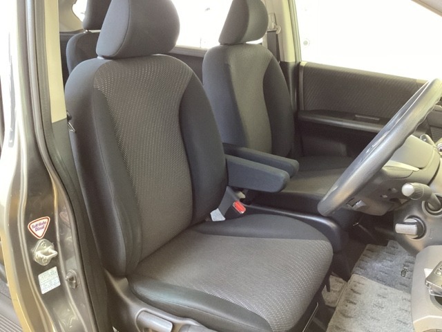 座面も厚みがあり背もたれも高く、広い足元にゆったり座れるシートです。運転席と助手席の間が空いている為、助手席側への移動がスムーズです。交通量の多い道でも助手席側から乗り降りができます。