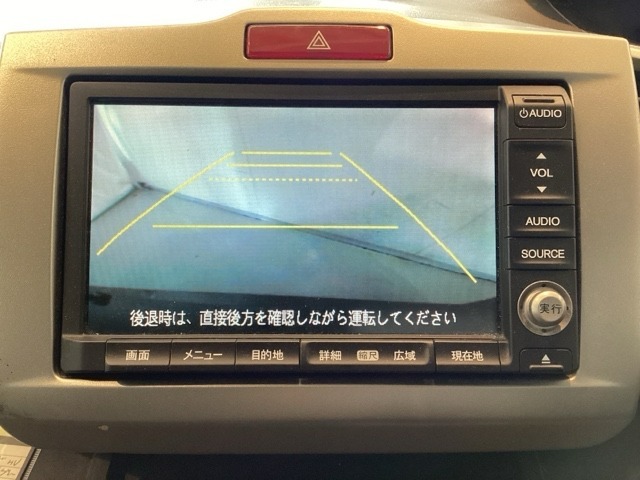 バックでの車庫入れも安心です！　リアカメラが付いているバックモニター付のナビを装備しております。操作線もついており距離感も画面から確認できます。
