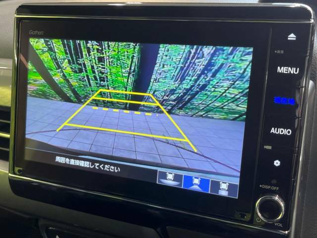 【バックカメラ】駐車時に後方がリアルタイム映像で確認できます。大型商業施設や立体駐車場での駐車時や、夜間のバック時に大活躍！運転スキルに関わらず、今や必須となった装備のひとつです！