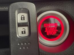 【Hondaスマートキー】カバンやポケットに入れたままでもドアの施錠・解錠が可能なスマートキーを装備。エンジンのオン・オフ時もカギを取り出す必要が無いからとっても便利です♪
