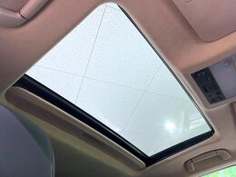 【サンルーフ】開放感たっぷりの希少装備、サンルーフが装着されています！車内に明かりを取り入れたり景色を楽しむ以外にも、車内の空気も簡単に換気できて快適です！
