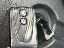 【キーフリーシステム】カバンやポケットに入れたままでもドアの施錠・解錠が可能なスマートキーを装備。エンジンのオン・オフ時もカギを取り出す必要が無いからとっても便利です♪