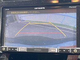 【バックカメラ】駐車時に後方がリアルタイム映像で確認できます。大型商業施設や立体駐車場での駐車時や、夜間のバック時に大活躍！運転スキルに関わらず、今や必須となった装備のひとつです！