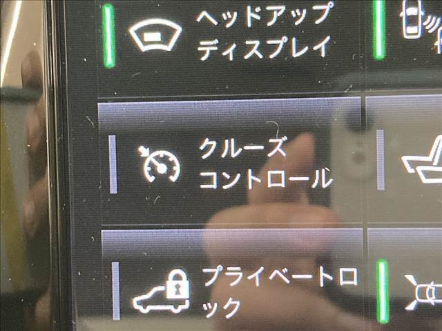 【レーダークルーズコントロール】装備車両です。レーダーやカメラを使って前を走るクルマの状況を検知して速度を調整してくれます。遠距離ドライブの高速道路などでは大活躍で疲労軽減に役立ちます。