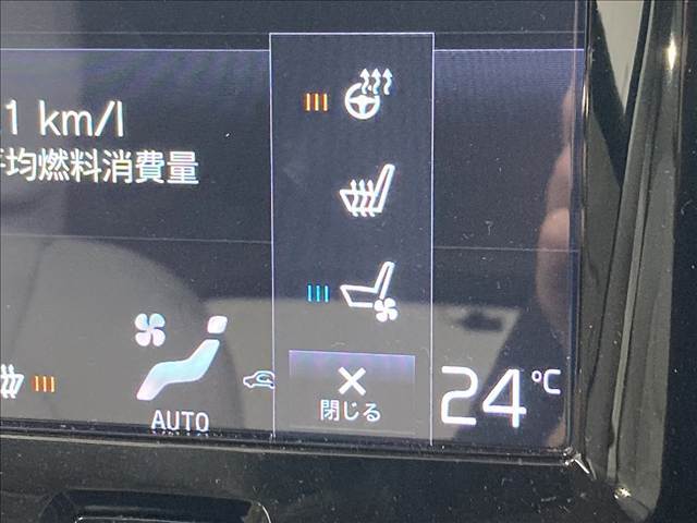 【シートヒーター＆シートクーラー】高級車にふさわしい快適装備で、夏場は座面から涼しい風が、冬場は身体の芯からポカポカになりますね。
