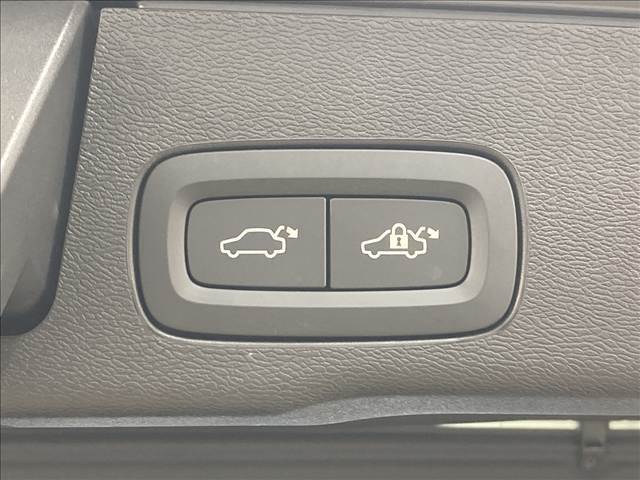 【電動リアゲート】ボタンひとつで大きなゲートも簡単に開閉可能です。高級車ならではの装備は嬉しいですね。