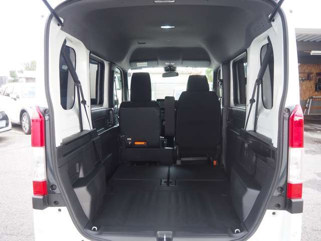 ☆広々した荷室はゴルフバック等の大きな荷物も積めます♪