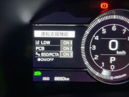 【プリクラッシュセーフティ】前方の車両等を検知し、衝突しそうな時は警報で注意を促し、ブレーキを踏む力をサポート。ブレーキを踏めなかった場合は衝突被害軽減ブレーキが作動、衝突回避をサポートします。