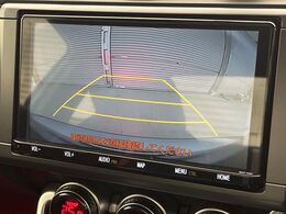 【バックカメラ】駐車時に後方がリアルタイム映像で確認できます。大型商業施設や立体駐車場での駐車時や、夜間のバック時に大活躍！運転スキルに関わらず、今や必須となった装備のひとつです！