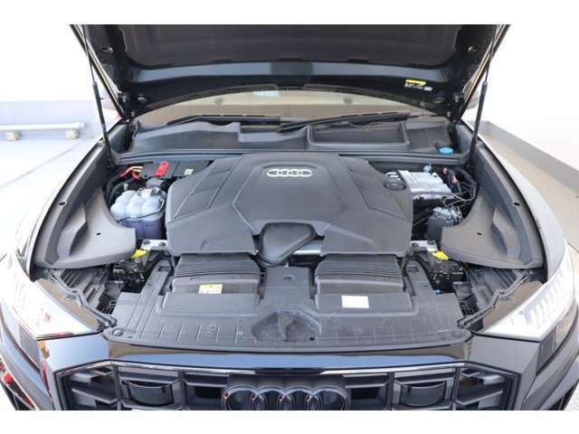 ●TFSIエンジン『排気量を小さくし、燃費・環境性能の向上と余裕あるパフォーマンスを両立するTFSIエンジン。ターボチャージャーとガソリン直噴システムFSIの組み合わせ。』