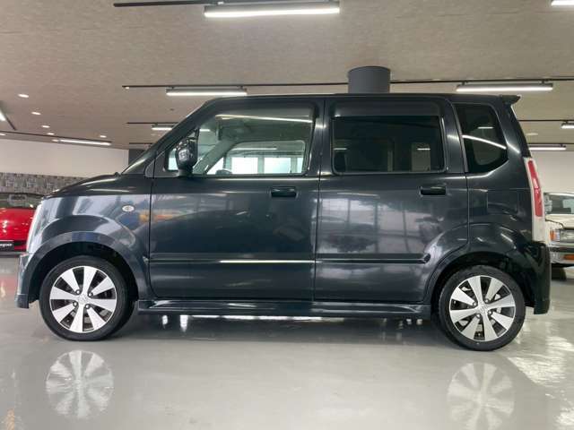 在庫車両は別展示場にて保管をしております。お手数では御座いますが、事前にご予約を頂ければご覧になりやすい場所にご準備をさせて頂きますので、ご来店前にはご連絡を頂ければ幸いです。