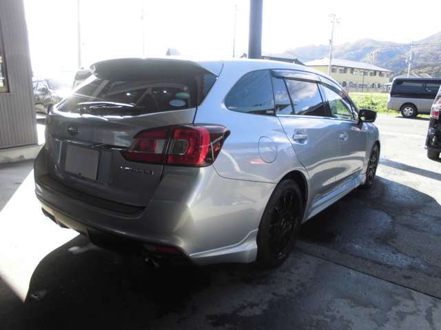 人気のレヴォーグ！オールシーズン大活躍な4WD！通勤からレジャーまで用途いろいろ使える一台！1600ccで維持費が安くお勧めです！ターボ付で走りが良いです！内外装とも程度良好です！まだまだ走ります！