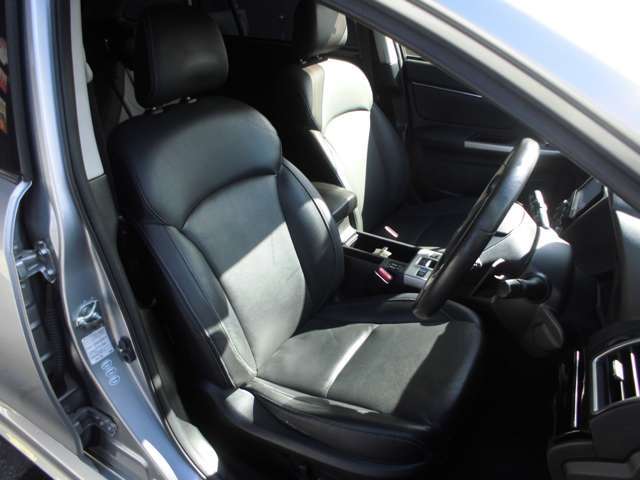 純正ナビ＆フルセグテレビ（DVD再生やBluetooth機能付き・走行中視聴できます♪）・ETC・オートヘッドライト・デュアルオートエアコン・革巻ステアリング＆シフトノブ・アイドリングストップ！