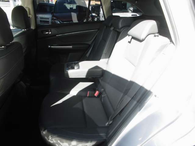 お車の保証は、お引き渡しから1ヶ月または1000キロお付けしております（どちらか早い方となります）基本的にはエンジンまたはミッションが保証の対象になります（消耗品やその他部分などは対象外となります）