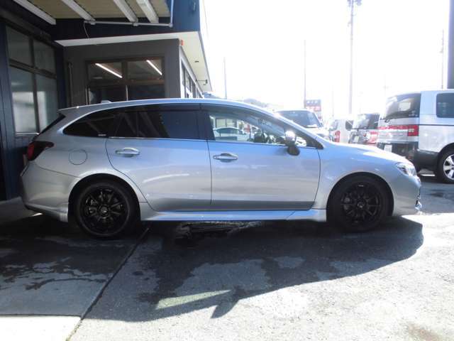 人気のレヴォーグ！オールシーズン大活躍な4WD！通勤からレジャーまで用途いろいろ使える一台！1600ccで維持費が安くお勧めです！ターボ付で走りが良いです！内外装とも程度良好です！まだまだ走ります！