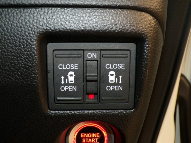 【電動スライドドア】ボタン一つで自由自在に開閉が可能！指先一つで運転席からどちらのドアも開閉できるので非常に便利な装備です！挟み込み防止機能もついているので小さなお子様がいる方も安心です！