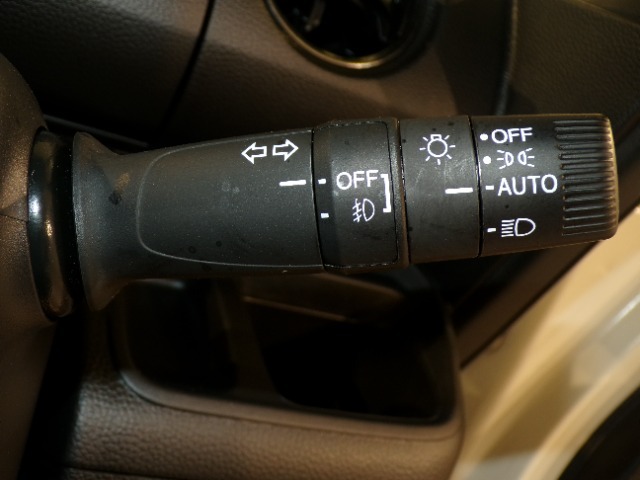 オートライト付です。手元での操作なしでヘッドライトのON/OFFできます。トンネルでの点灯・消灯忘れ防止に役立ちます！