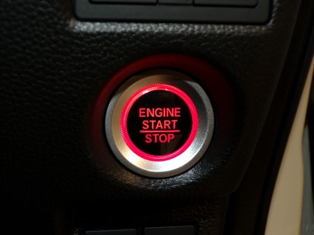 鍵を取り出さなくても、ワンプッシュでエンジンのスタート、ストップが簡単にできて便利です。