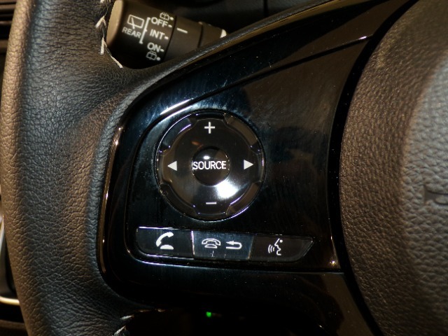 【ステアリングリモコン】ステアリングにオーディオ調節可能なスイッチが装備されていますので運転中でも視線をそらさずにオーディオの調節が可能です！
