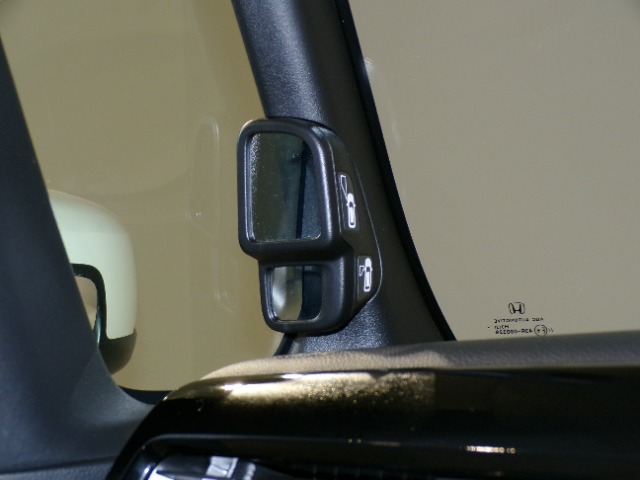 停車時や発進時、対向車とのすれ違いや路肩に寄せるときなど、車両左側前方を確認するときに役立ちます。