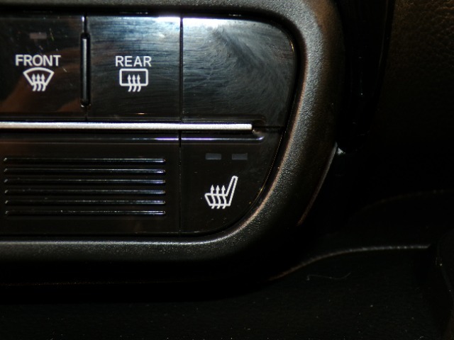 【シートヒーター】シートヒーター装備車です。寒い冬に乗車中とても暖かく快適に移動できます。冷え性の方にピッタリの装備です！