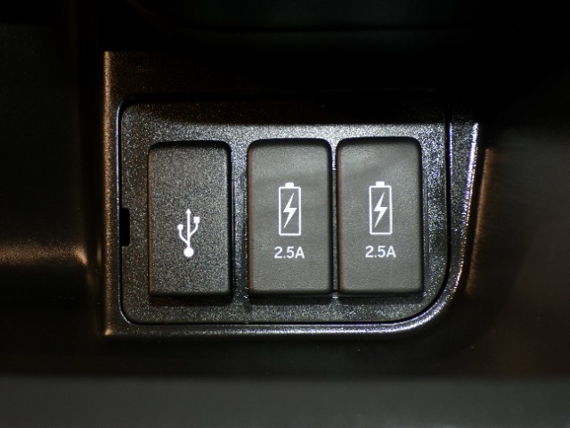 USBポートも装備されています、スマートフォンの充電やオーディオに連携も可能です、今や欠かせない装備の一つです！