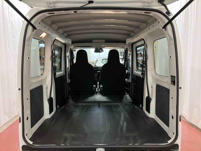 水平格納式リヤシートで、無駄なく荷物が積めるフラットな荷室内部に