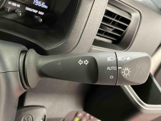 【オートライト】　周囲の明るさに応じて、ヘッドランプを自動的に点灯・消灯してくれるので、とても便利です