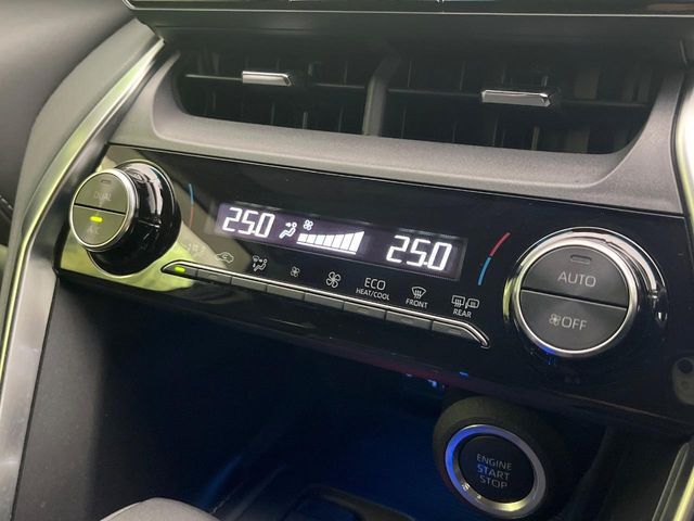 【左右独立型フルオートエアコン】運転席と助手席でそれぞれお好みの温度に設定可能。同乗者にも配慮した、快適な空調をお届け致します。