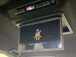 【フリップダウンモニター】家族や友人とお出かけする機会が多い方に大人気のフリップダウンモニター！大画面モニターで車内はエンタメ空間！退屈しがちな長距離ドライブも楽しい時間に変わります！