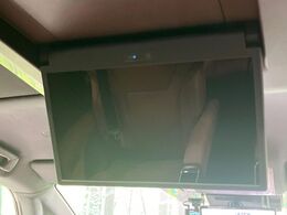 【フリップダウンモニター】大画面モニターで後席でもエンタメをお楽しみいただけます。小さなお子様にも大人気の装備です♪