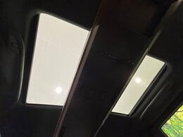 【左右独立ムーンルーフ】2列目左右席にそれぞれ配置されたガラスルーフ！日差しに合わせて片側だけシェードを閉めることも可能です！