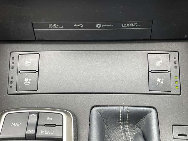 こちら運転席周りの操作部分・装備の写真になります。各部しっかり動作の確認をしておりますので、ご安心だくさい。また、第三者機関の鑑 定書もありますので、そちらも併せて、ご確認いただければ幸いです！