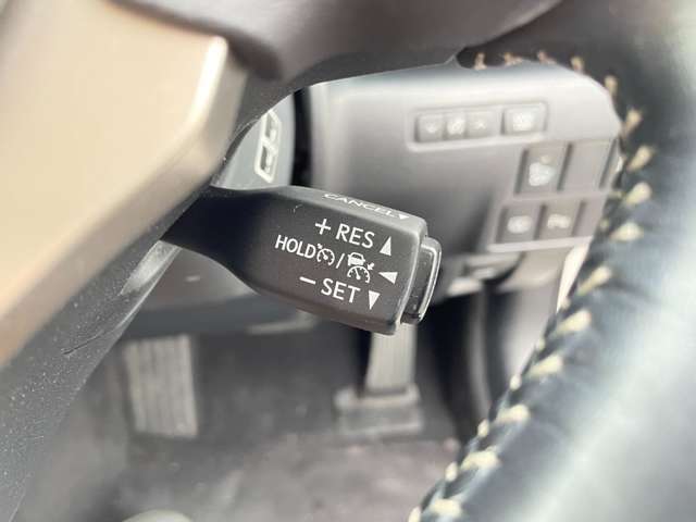 こちらはハンドルの写真です。中古車なので、若干の使用感はありますが、破損、不具合等はありません。弊社はユーザー様から買取した車両を、一台一台チェックして問題のない車両を掲載しております。ご安心ください