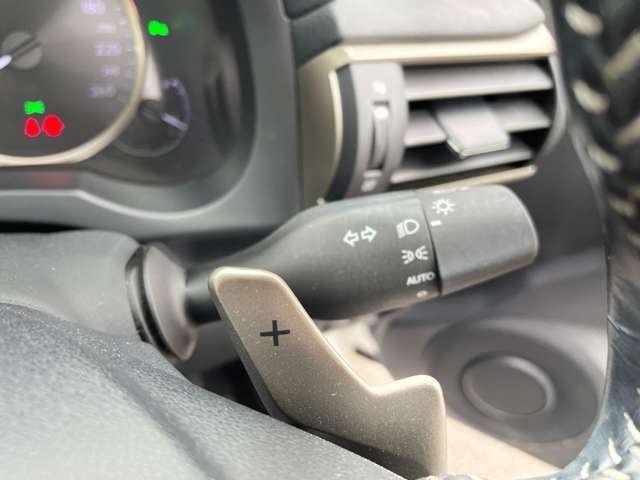 こちらはハンドルの写真です。中古車なので、若干の使用感はありますが、破損、不具合等はありません。弊社はユーザー様から買取した車両を、一台一台チェックして問題のない車両を掲載しております。ご安心ください