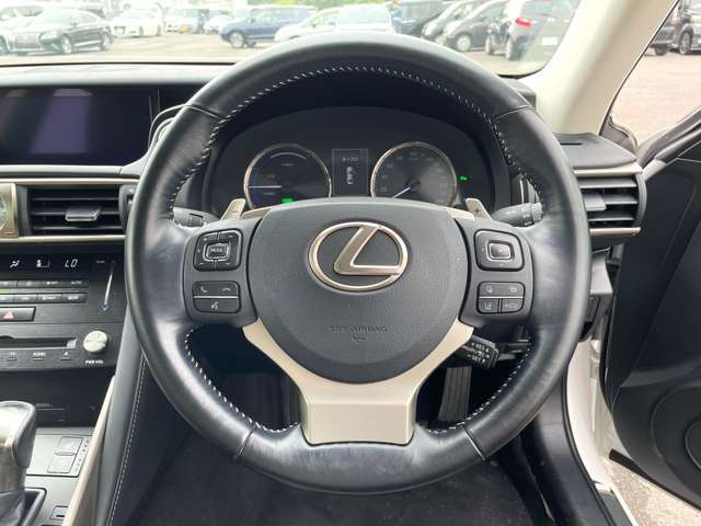 こちらはハンドルの写真です。中古車なので、若干の使用感はありますが、破損、不具合等はありません。弊社はユーザー様から買取した車両を、一台一台チェックして問題のない車両を掲載しております。ご安心ください