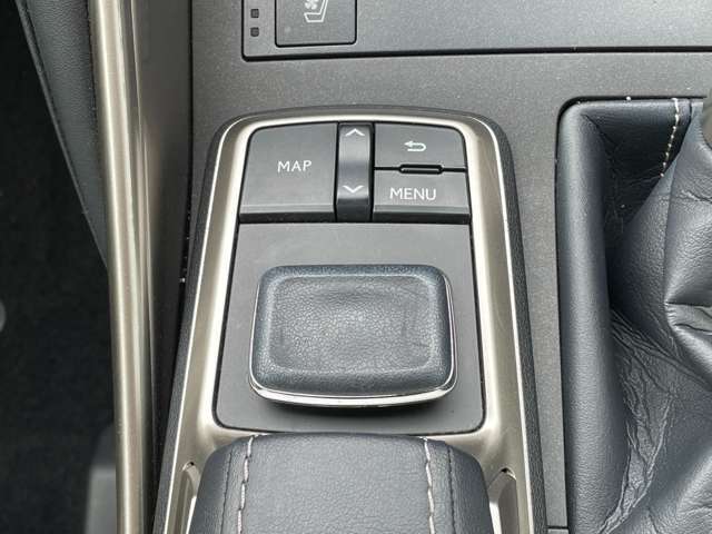 こちら運転席周りの操作部分・装備の写真になります。各部しっかり動作の確認をしておりますので、ご安心だくさい。また、第三者機関の鑑 定書もありますので、そちらも併せて、ご確認いただければ幸いです！