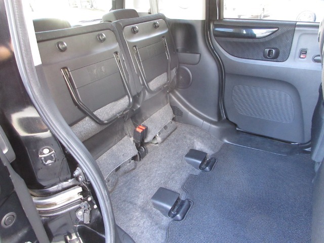 座面を跳ね上げれば、後席が背の高い空間に。駐車場などで後ろが狭く、テールゲートが開けられない時に、横から積みやすい「もうひとつの荷室」になるなど、アイデア次第で使い方が広がります。