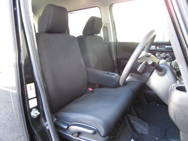 運転席には高さ調整ができる『シートハイトアジャスター機能』が付いています！これなら小柄な方にも大柄な方にも自分にぴったりの運転姿勢がとれますね～！