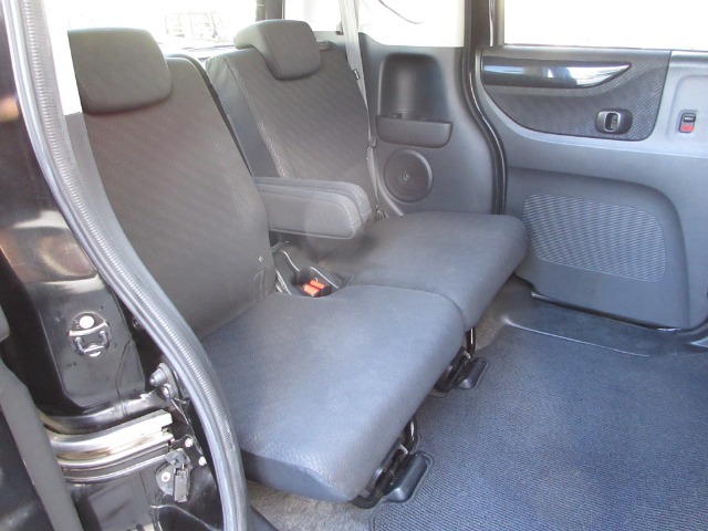 リアシートは、シートの座面を考慮し、ゆとりある着座姿勢を保てるようにシートバックの角度を適度に調整できるリクライニングシートにしています。長距離にも十分適してます。