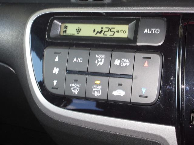 エアコンはオートエアコンでお好みの温度調整が出来、オールシーズン快適にドライブできます！リア席はプライバシーガラスで夏も涼しく過ごせます！