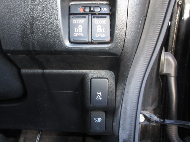 VSA（車両挙動安定化制御システム）とは、従来の車輪のロックを防ぐABS、車輪の空転を抑制するTCSに加え、クルマの横滑り、曲がるを制御し、走る・曲がる・止まるの全領域で安定性を確保するシステムです。