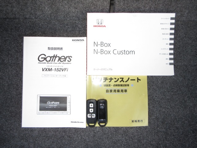 カギをバッグやポケットに入れたままでもドアロックの開閉やエンジン始動ができる『スマートキー』付き！暗くなってもキー穴を捜す必要が無くとっても便利ですから人気の装備です！