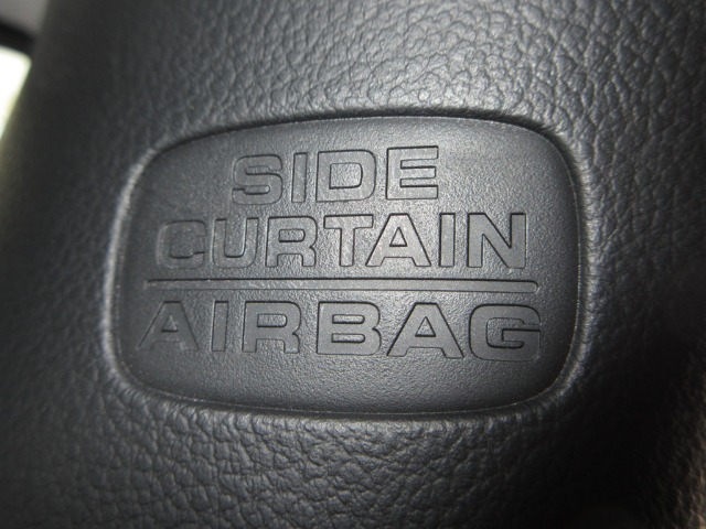 サイドカーテンエアバックシステムは、側面衝突時に大人から子供までさまざまな体格の乗員の頭部や頚部を広範囲で保護。特にセンターピラーへの頭部衝突を防ぐ展開性能を実現しています。