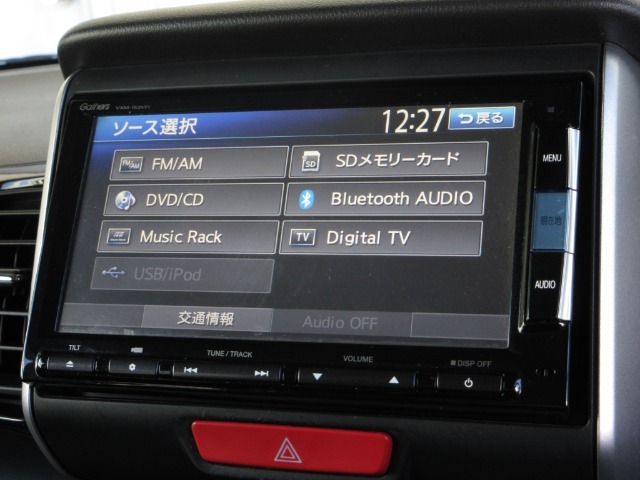 ナビゲーションはギャザズメモリーナビ（VSM-152VFi）を装着しております。AM、FM、CD、DVD再生、Bluetooth、音楽録音再生、フルセグTVがご使用いただけます。
