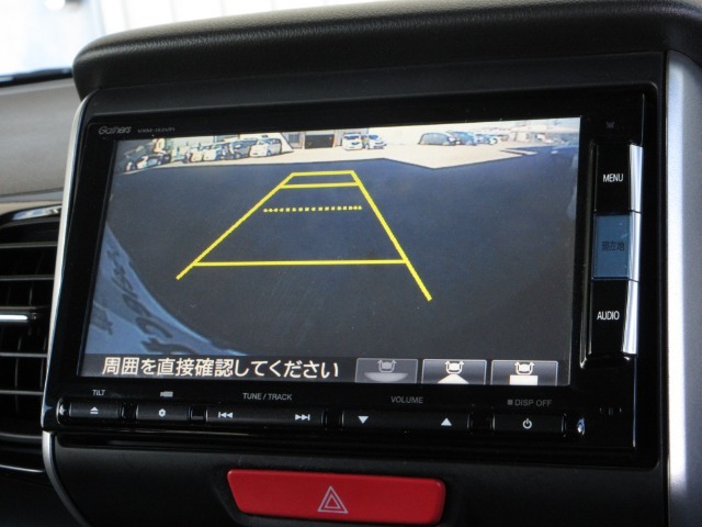 バックをするとき自動でリアの様子が映る『リアカメラ』付き！ナビ画面で確認しながらバックができますから安心ですね。でも、目視も大切ですよ！安全第一でお願いします！