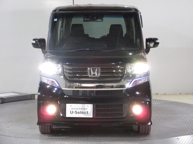 太陽光に近い青白くとっても明るい『ディスチャージヘッドライト』付き！とっても明るく遠くまで光が届きますから夜間や雨の日のドライブには心強い装備ですね～。フォグライトも付いていて安心です！